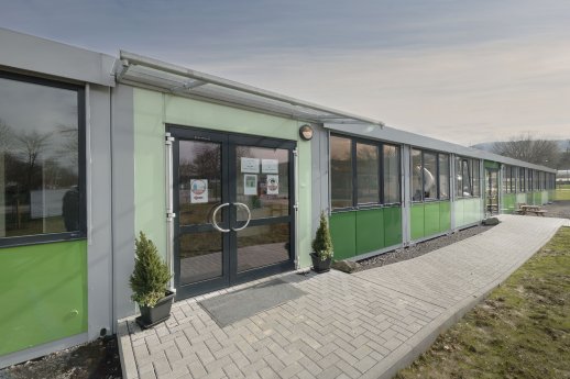 Kita-Gebäude mit farbiger Fassade.jpg