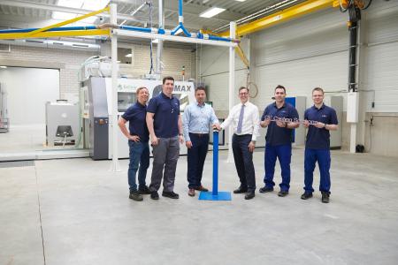M. Heinrich, Geschäftsführer GF Casting Solutions Leipzig GmbH (3.v.r) und E. Bader, Geschäftsführer ExOne GmbH (3.v.l.) nehmen gemeinsam mit den Mitarbeitenden den offiziellen Produktionsstart des 3D Kern- und Formdruckers vor / Foto: GF Casting Solutions