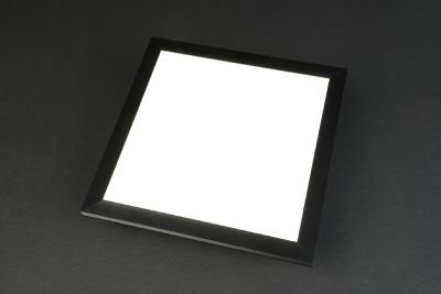 Die neue Leuchte soll im Vergleich zu herkömmlichen Leuchtmitteln nicht nur um ein Vielfaches weniger an Energie verbrauchen, sondern auch ihre Herstellungskosten sind im Vergleich um 60 Prozent günstiger.
© Polyscale GmbH & Co. KG