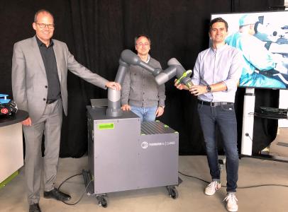 Blicken optimistisch auf den Robotik-Standort Region Hannover: Wirtschaftsdezernent Ulf-Birger Franz, Prof. Tobias Ortmaier, Geschäftsführer von avateramedical Digital Solutions und Dr. Jens Kotlarski, Mitgründer von forwardttc. Foto: Region Hannover/Borschel