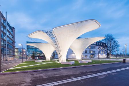 Three technically optimised OPV Solar Trees now stand in the redesigned entrance area of Merck KGaA in Darmstadt. (©Picture Merck KGaA)