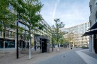 Highlight in der Quartiersmitte: der verspiegelte WÖHR Bikesafe mit knapp 100 Fahrradstellplätzen Highlight in der Quartiersmitte: der verspiegelte WÖHR Bikesafe mit knapp 100 Fahrradstellplätzen