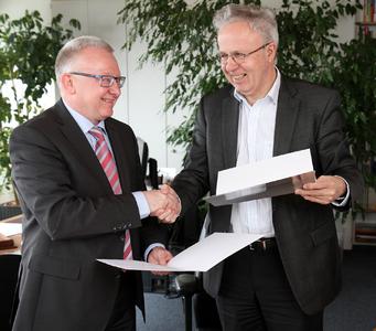 Steffen Oberst (links) und TU-Präsident Prof. Dr. Helmut J. Schmidt nach der Unterzeichnung der Vereinbarung / Foto: TU Kaiserslautern