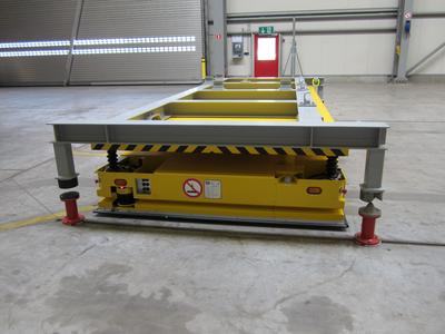 Tooling AGV, with a capacity of 6,5 metric tons, distributes moulds through different work centres of the plant