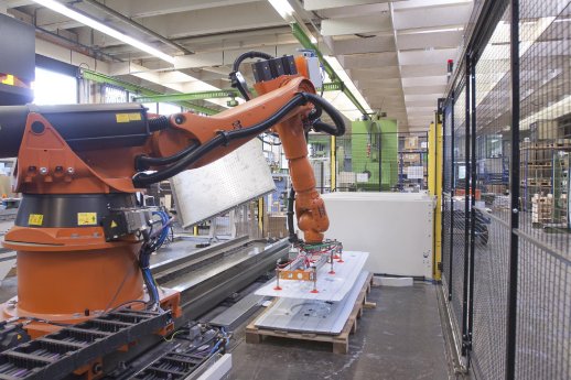 24-03 WU_LVG-Kuka-heben.jpg