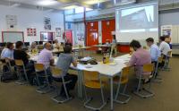 Vor 13 Berufsschullehrern aus ganz Bayern gab Prof. Dr.-Ing. Iman Taha von der Fraunhofer Einrichtung IGCV in Augsburg (hinten Mitte) in der Technikerschule Donauwörth eine theoretische Einführung in die Faserverbundwelt