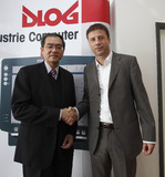 Ke Cheng Liu, Advantech CEO, und Hans-Peter Nüdling, DLoG CEO.