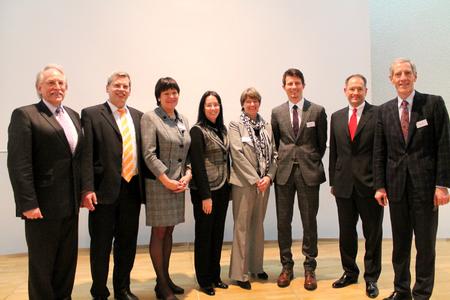Das Präsidium der neuen IHK-Vollversammlung(vl): Prof. Dr. Harald Unkelbach, Roland Rüdinger, Katrin Löbbecke, Kirsten Hirschmann, Christine Rupp, Thomas Gauß, Kim Roether und Hans Bühler. Es fehlt: Thomas Hinderberger