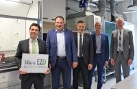 Dr.-Ing. Felipe Wolff Fabris (Standortleiter EZD), Staatssekretär Martin Schöffel, MdL Landrat Peter Berek, Prof. Dr.-Ing. Martin Bastian (Vorstandsvorsitzender SKZ) und Ulrich Pötzsch (Oberbürgermeister der Stadt Selb) im EZD-Beschichtungslabor (v.l.). / Foto: EZD