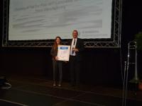 Dr. Tilo Hauke, Leiter der Konzernforschung bei SGL Carbon und Vorstandsmitglied des CCeV, überreichte einen der beiden CCeV-Studienpreise 2016 an Anja Nieratschker (25) für ihre Masterarbeit 