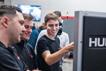 Zerspanung zum Anfassen. CNC-Zentren der neusten Generation wirken wie ein Magnet auf die Gäste