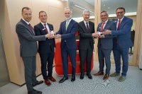 Bildunterschrift:
Heribert Schwarz und Angelo Picierro (Mitglieder des Vorstands Sparkasse Allgäu), Dr. Robert Ertl (Vorstand Börse München), Ulrich Meixner (Leiter Vertrieb Börse München), Hans Kalopp (Leiter Vermögensberatung Firmenkunden Sparkasse Allgäu) und Thomas Bernhard (Leiter Private Banking Sparkasse Allgäu, v.l.).