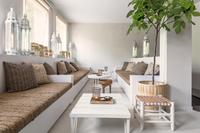 Stilistisch und farblich hebt sich die lichtdurchflutete 