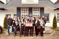 Anlässlich des Besuchs der Dachdeckermädelz in der FLECKtory – Oskar Fleck Informationszentrum der Fleck GmbH, überreichte FLECK-Geschäftsführer Christoph Nielacny (m.) einen Scheck in Höhe von 1.000 Euro, um die Arbeit des Netzwerks zu unterstützen. Anlässlich des Besuchs der Dachdeckermädelz in der FLECKtory – Oskar Fleck Informationszentrum der Fleck GmbH, überreichte FLECK-Geschäftsführer Christoph Nielacny (m.) einen Scheck in Höhe von 1.000 Euro, um die Arbeit des Netzwerks zu unterstützen.