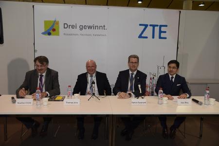 Von links nach rechts: Manfred Ockel, Bürgermeister Kelsterbach, Thomas Jühe, Bürgermeister Raunheim, Patrick Burghardt, Oberbürgermeister Rüsselsheim am Main, Xiao Ming, Senior Vice President, ZTE Corporation