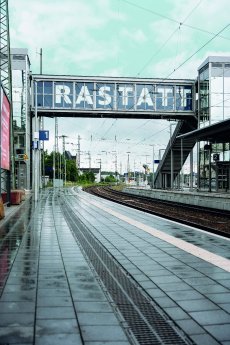 Bahnhof-Rastatt-Brücke.jpg