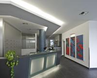 Nicht nur schön anzusehen: Die Bilder sind zugleich hochwirksame Schallabsorber und sorgen für Ruhe und Diskretion im Anmeldebereich dieser Arztpraxis in Kaiserslautern (Foto: Caparol Farben Lacke Bautenschutz/Martin Duckek)