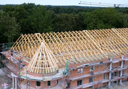 Ein Hut für jedes Haus: Nagelplattenbinder für Dachtragwerke aller Größen werden von GIN-Mitgliedsfirmen wettergeschützt vorgefertigt und richtfertig auf die Baustelle gebracht. Foto: Janssen/GIN, Ostfildern; www.nagelplatten.de