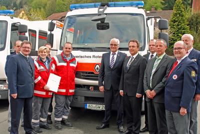 Innenstaatssekretär Gerhard Eck (vorne rechts), Bundesinnenminister Hans-Peter Friedrich (5. v. l.), Renault Trucks Produktmanager Manfred Klaus (Mitte) und ADIK Geschäftsführer Achim Utsch (3. v. r.) in Bad Berneck (Foto: Rudi Schwab)