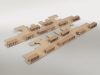In Form geschnittene Wabenpolster auf Stanzformat aus Wellpappe verklebt