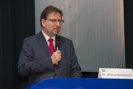 Dr. Silvius Grobosch, Mitglied des geschäftsführenden Bundesvorstandes des Bundesverbandes Materialwirtschaft, Einkauf und Logistik e.V. (BME), bei der Eröffnung der 8. BME-eLÖSUNGSTAGE am 14. März 2017 Foto: Dirk Uebele/BME e.V.
