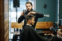 Warten auf Aufbruchstimmung: In unsicheren Zeiten sparen viele Verbraucherinnen und Verbraucher beim Friseurbesuch. Dabei ist auch dieses Handwerk von steigenden Einkaufspreisen betroffen.