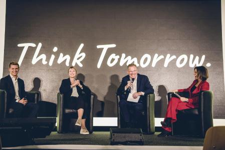 Panel Talk der besonderen Art: (v.l.n.r.) Der amtierende Formel 3 Europameister und Formel 2 Rennfahrer Mick Schumacher diskutierte mit der ehemaligen Weltmeisterin und Olympiasiegerin im Degenfechten, Britta Heidemann, und Michael Mohr, EVP Sales bei SSI Schäfer, über Karrierewege, Einbrüche und das Erreichen schier unerreichbarer Ziele, moderiert von der TV-Journalistin Kay-Sölve Richter