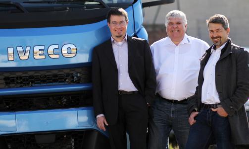 Prof. Dr.-Ing. Michael Günthner, Stefan Hagenhoff, IVECO Süd-West Nutzfahrzeuge GmbH, und Dr.-Ing. Thorsten Fuchs (v.l.n.r.) / Foto: TUK