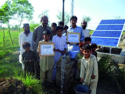 Phaesun-Projekt Pakistan: Gemeindevertreter am Wasserpumpsyst...