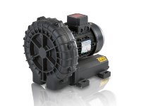 Seitenkanalverdichter in kompakter Bauweise mit axialem Einlass, deutlich sichtbarem Monoblock-Motor (1-phasig) und aufgestecktem Anschlusskasten. Gehäuse aus Aluminium, zwei integrierte Schalldämpfer und Warnkennzeichnung auf dem Maschinenfuß. Auf reflektierendem Untergrund stehend, ideal für leichte bis mittlere Luftförderprozesse.