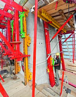 On the left, the ACS self-climbing system for the inclined front sides; on the right, the RCS rail climbing system for the forward and reverse inclinations as well as rounded surfaces (Photo: PERI GmbH)