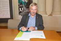 Der Rektor der TU Ilmenau, Professor Peter Scharff, unterzeichnet die Charta 