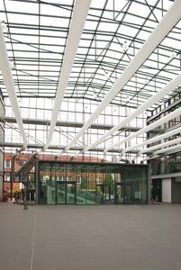 Die Komfortklimatisierung in dem repräsentativen Atrium sollte möglichst unauffällig sein.
