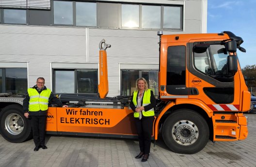 volvo-trucks_besuch-staatsministerin-schreyer_2.png