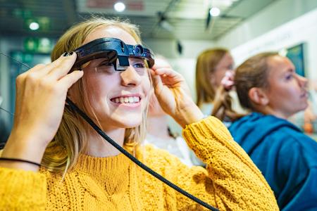 Mit einem Erlebnis-Lern-Truck präsentiert DISCOVER INDUSTRY verschiedene Meilensteine im Produktentstehungsprozess. (c) Baden-Württemberg Stiftung gGmbH