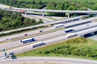 Foto eines Autobahn-Kreuzes. Bild: HERE