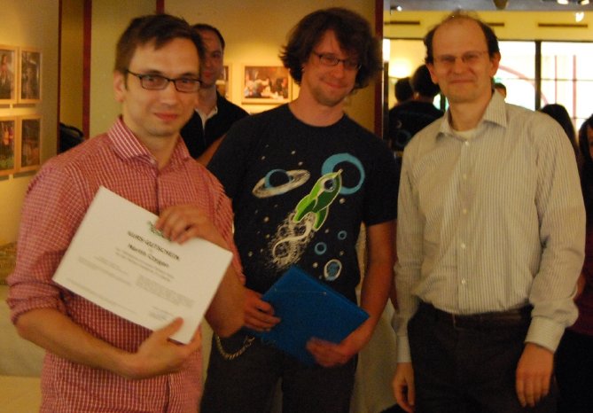 Martin Czygan bekommt den Gutschein für den ersten Platz der Kategorie Python von Markus Zapke-Gründ