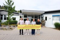 Mit ihrer Beteiligung an der Kampagne „Deutschland kann mehr“ setzt Jauch ein Zeichen für Innovation, Wettbewerbsfähigkeit und den Industriestandort Deutschland. Im Bild vor der Firmenzentrale in Villingen-Schwenningen (v. l. n. r.): Marc Schott, Timo Schmidt, Geschäftsführer Thomas Jauch und Eberhard Heiser