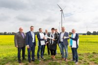 Schlüsselübergabe zur Einweihung des Windparks: Alfred Matzmohr, leitender Verwaltungsbeamter des Amtes Hagenow-Land, a.D., WEMAG Technik-Vorstand Thomas Murche, Loscon-Geschäftsführer Helge Lassowsky, Energieminister Christian Pegel, Bürgermeisterin Iris Feldmann, Nordex Vice President Karsten Brüggemann, mea-Geschäftsführer Torsten Hinrichs und Loscon-Geschäftsführer Heinz  Lassowsky, (v.l.). Foto: WEMAG/Stephan Rudolph-Kramer