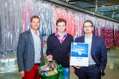 Gratulation zum Titel "100.000ster TimoCom-Nutzer" (v.l.): Tim Muke (TimoCom), Dennis Zimmerling (Meyer & Meyer) und Gunnar Stüber (Meyer & Meyer)
