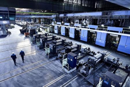 Die sechsgerüstige Tandemstraße der thyssenkrupp Rasselstein GmbH erhält von SMS group ein neues, prozessoptimiertes Ölauftragssystem. Quelle: thyssenkrupp Rasselstein GmbH
