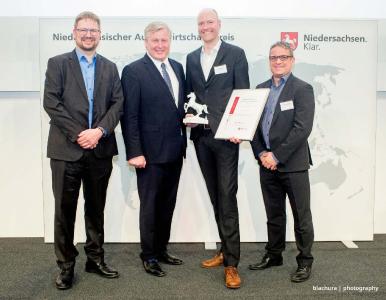 Preisverleihung des 10. Niedersächsischen Außenwirtschaftspreises, von links nach rechts: Ralf Müller-Polyzou (LAP), Dr. Bernd Althusmann (Ministerium für Wirtschaft, Arbeit, Verkehr und Digitalisierung), Jens Gauthier (Geschäftsführung LAP), Thomas Armbruster (LAP), Foto: blachura | photography