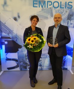 Laila Weiland und Klaus Müller von Carl Zeiss Microscopy freuen sich über den Empolis Solution Award 2021.