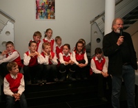 Bernd Schepermann, Leiter des Kinderateliers unARTig, zusammen mit dem Spatzenchor an der Schlosskirche, Bad Mergentheim