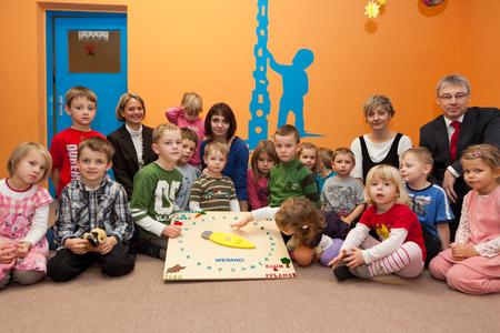 Landrätin Birgit Hesse und WEMAG-Vorstandsmitglied Thomas Pätzold probierten mit den Kindern gleich das Geschenk aus. (Foto: S. Rudolph-Kramer)