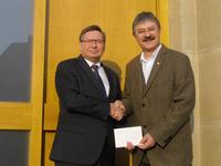 Seit vielen Jahren spendet die WITTENSTEIN AG zu Weihnachten anstelle von Kundengeschenken an die St. Josefspflege Mulfingen. Klaus Spitzley, Vorstand a.D. der WITTENSTEIN AG und Stiftungsrat der Förderstiftung der St. Josefspflege Mulfingen (links) überreichte einen Scheck über 5.000 Euro an Johann Dirnberger, den Geschäftsführer der St. Josefspflege Mulfingen gGmbH (rechts)