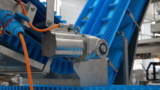 Bild 1: Der HiflexDRIVE ist speziell auf die Anforderungen der Industrie ausgelegt. Die Abwesenheit eines Kühllüfters beugt dabei Re-Infektionen des Umgebungsbereichs durch Verwirbelungen der Raumluft vor.