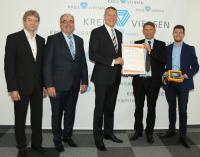 Jochen Buser (2.v.r.), Auditor der Firma GUTcert, übergibt das Zertifikat zum Energiemanagement an Landrat Dr. Andreas Coenen (Mitte). Der Kreis Viersen um Bruno Wesch (2.v.l.), Leiter des Gebäudemanagements, und Energiemanager Niklas Vath (r.) ließ sich auf Weg zur Zertifizierung von Michael Zens von Firma perpendo beraten. Foto: Kreis Viersen / Abdruck honorarfrei 