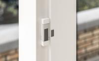 Die neuen Tür- und Fensterkontakte AMC 20 von AFRISO überwachen Fenster und Türen, ob sie offen oder geschlossen sind. Die Montage erfolgt mittels zweier doppelseitiger Klebestreifen, die sich ganz einfach an Fenstern, Türrahmen oder Schranktüren anbringen lassen. Es bedarf nur eines AMC 20 und einer Innenraumsirene AIS 10, um eine vollständig einsatzbereite Alarmanlage betreiben zu können. www.afrisohome.de, Foto: AFRISO