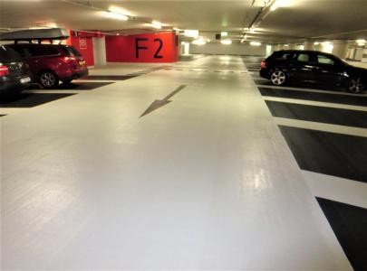 Große Flächen, zahlreiche Details: Die umfassende Sanierung von Betonbauteilen in Parkhäusern und Tiefgaragen inklusive Neubeschichtung von Böden und Wänden zählt zu den Kernkompetenzen des Bautenschutz-Anbieters EPOWIT Bautechnik aus Eichenzell bei Fulda. Das Unternehmen unterhält weitere Niederlassungen in Berlin und München. Foto: EPOWIT Bautechnik, Eichenzell (www.epowit.com)